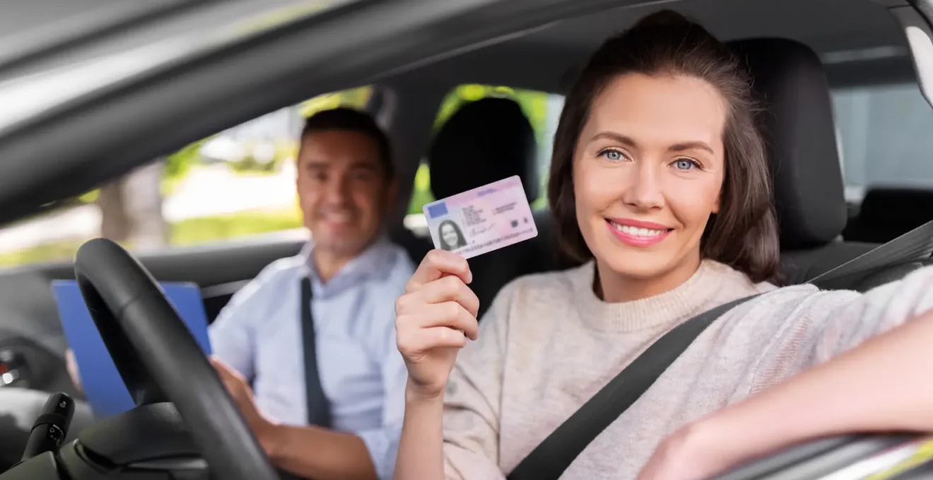 Jeune élève conductrice apprenant à conduire accompagnée de son moniteur d'auto-école dans un véhicule à double commande